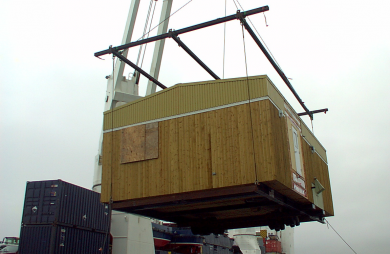 Modular house for Nunavik - loading at the port of Matane