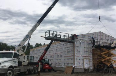 Entrepôt municipal à Pohénégamook -- fabrication des murs et fermes de toit.