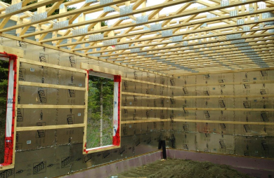 Maison à Matane -- fabrication de poutrelles, des murs et fermes de toit.