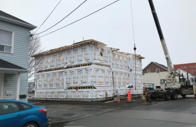 6 logements à Matane  -- fabrication de poutrelles des murs et fermes de toit.