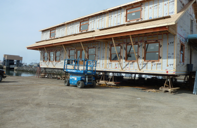 Île d’Anticosti - Bâtiments construits au port de Matane et envoyés par barge à l’île